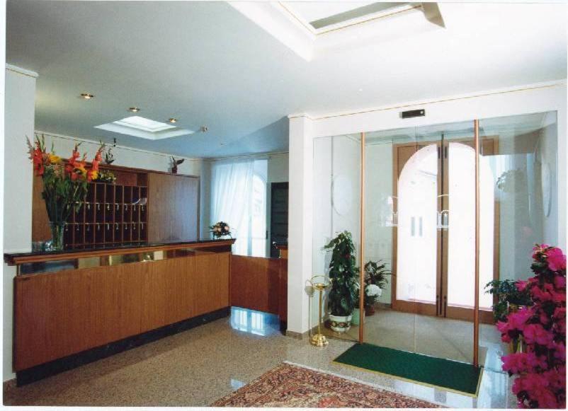 2000酒店 法布里亚诺 外观 照片